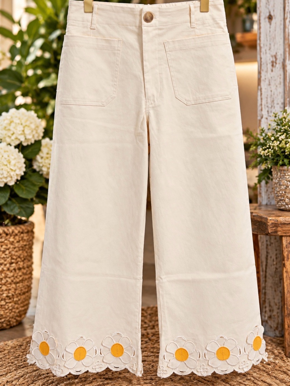 BlueVelvet Ivory Daisy Floral Hem Wide Leg Pants NWT Size M | Waist 17’